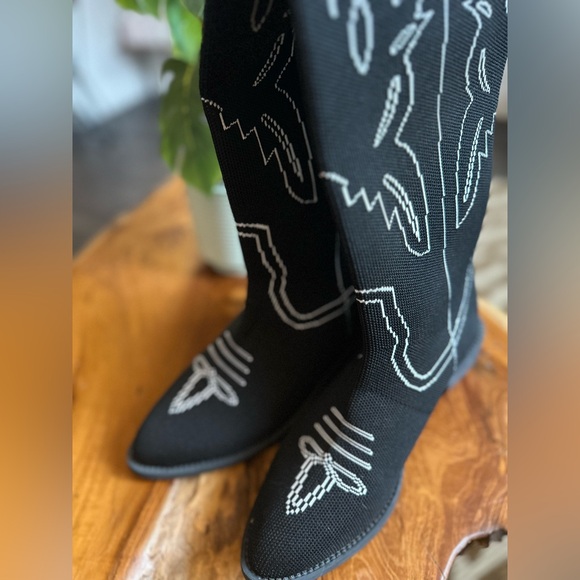 Very unique knit black-and-white cowboy boots never worn - Picture 2 of 2